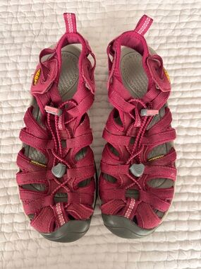 Keen Closed Toe Hiking Sandals Size 7 Magenta